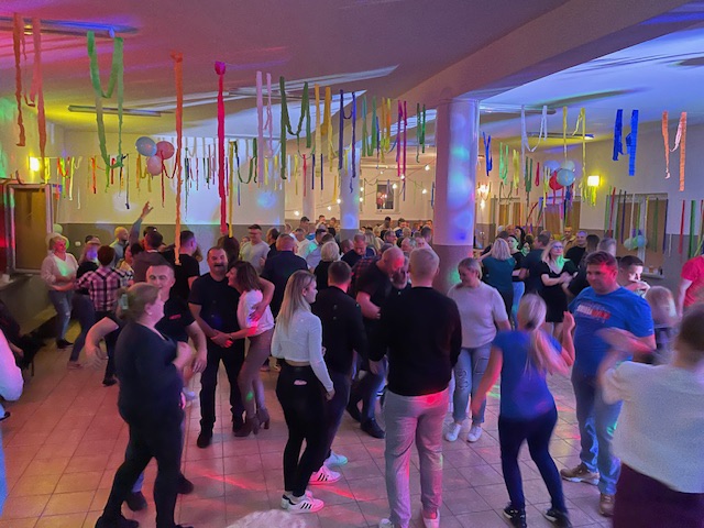 Potańcówka w Łęgu Przedmiejskim: jak z filmu Barei [07.10.2023] - zdjęcie #13 - eOstroleka.pl