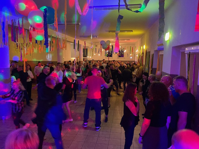 Potańcówka w Łęgu Przedmiejskim: jak z filmu Barei [07.10.2023] - zdjęcie #12 - eOstroleka.pl