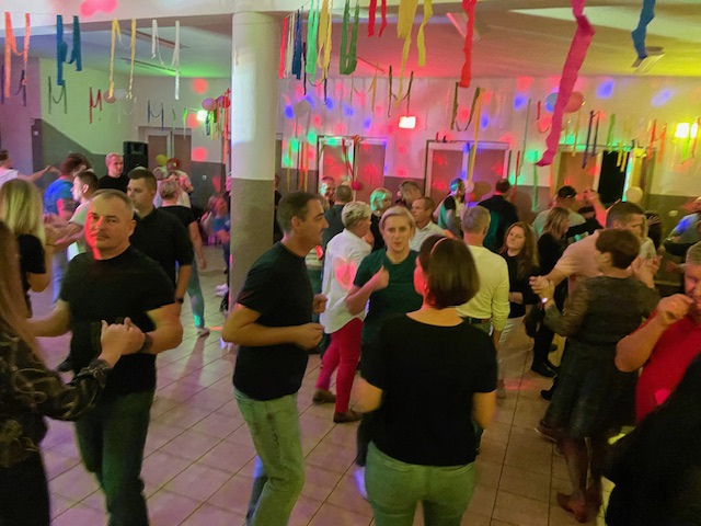 Potańcówka w Łęgu Przedmiejskim: jak z filmu Barei [07.10.2023] - zdjęcie #11 - eOstroleka.pl