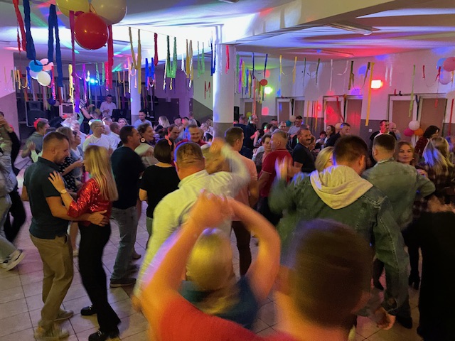 Potańcówka w Łęgu Przedmiejskim: jak z filmu Barei [07.10.2023] - zdjęcie #7 - eOstroleka.pl