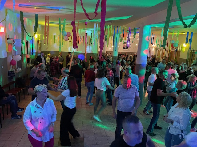 Potańcówka w Łęgu Przedmiejskim: jak z filmu Barei [07.10.2023] - zdjęcie #5 - eOstroleka.pl