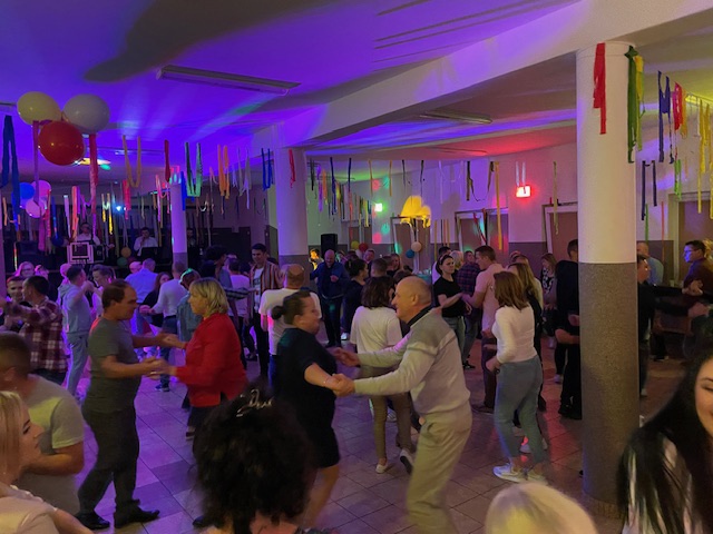 Potańcówka w Łęgu Przedmiejskim: jak z filmu Barei [07.10.2023] - zdjęcie #4 - eOstroleka.pl