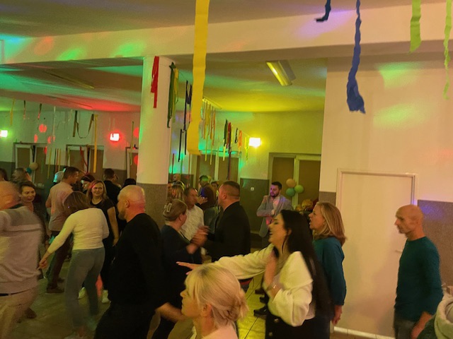 Potańcówka w Łęgu Przedmiejskim: jak z filmu Barei [07.10.2023] - zdjęcie #3 - eOstroleka.pl