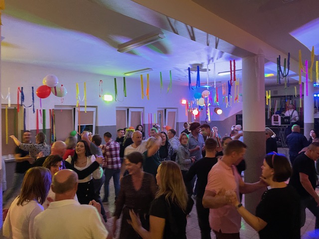 Potańcówka w Łęgu Przedmiejskim: jak z filmu Barei [07.10.2023] - zdjęcie #2 - eOstroleka.pl