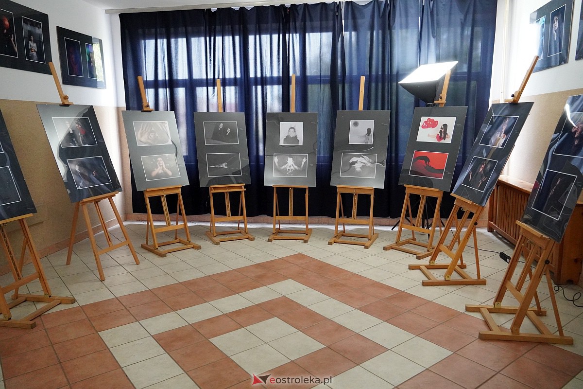 Wernisaż wystawy prac uczniów Zespołu Szkół Zawodowych nr 3 klas o profilu fotografia i multimedia [9.10.2023] - zdjęcie #31 - eOstroleka.pl