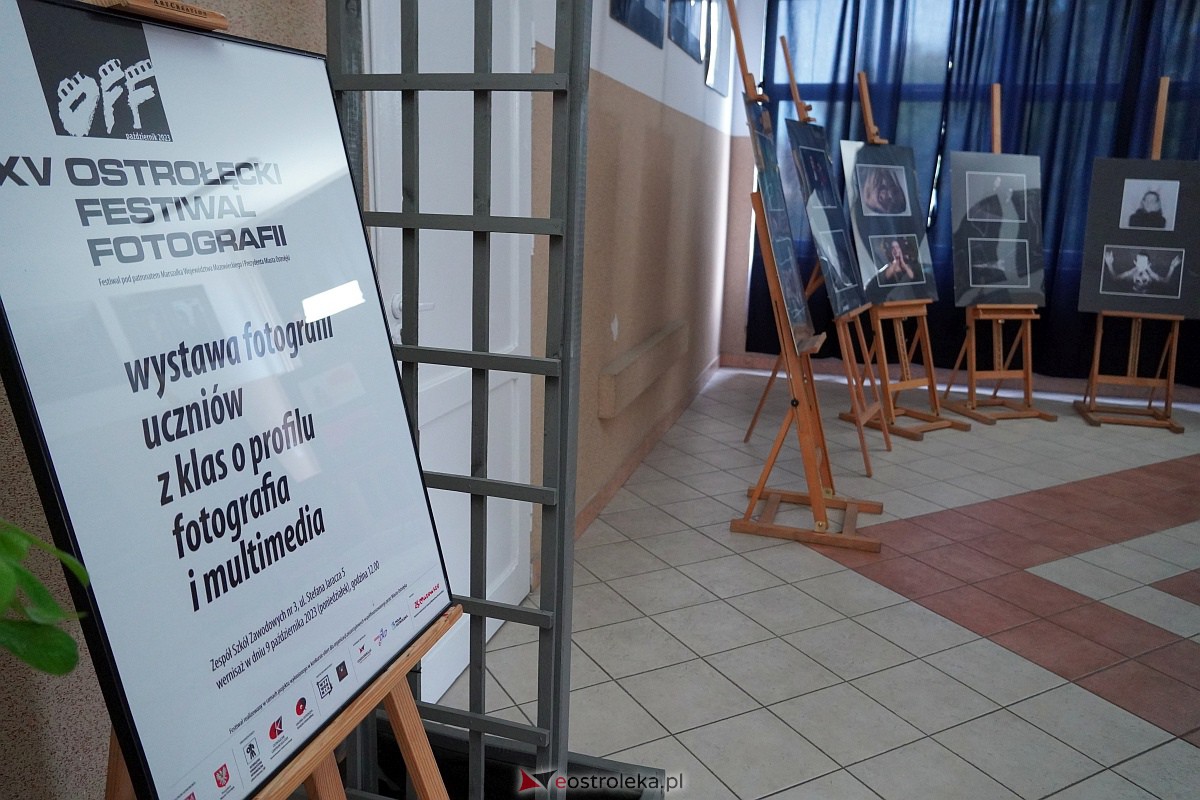 Wernisaż wystawy prac uczniów Zespołu Szkół Zawodowych nr 3 klas o profilu fotografia i multimedia [9.10.2023] - zdjęcie #26 - eOstroleka.pl
