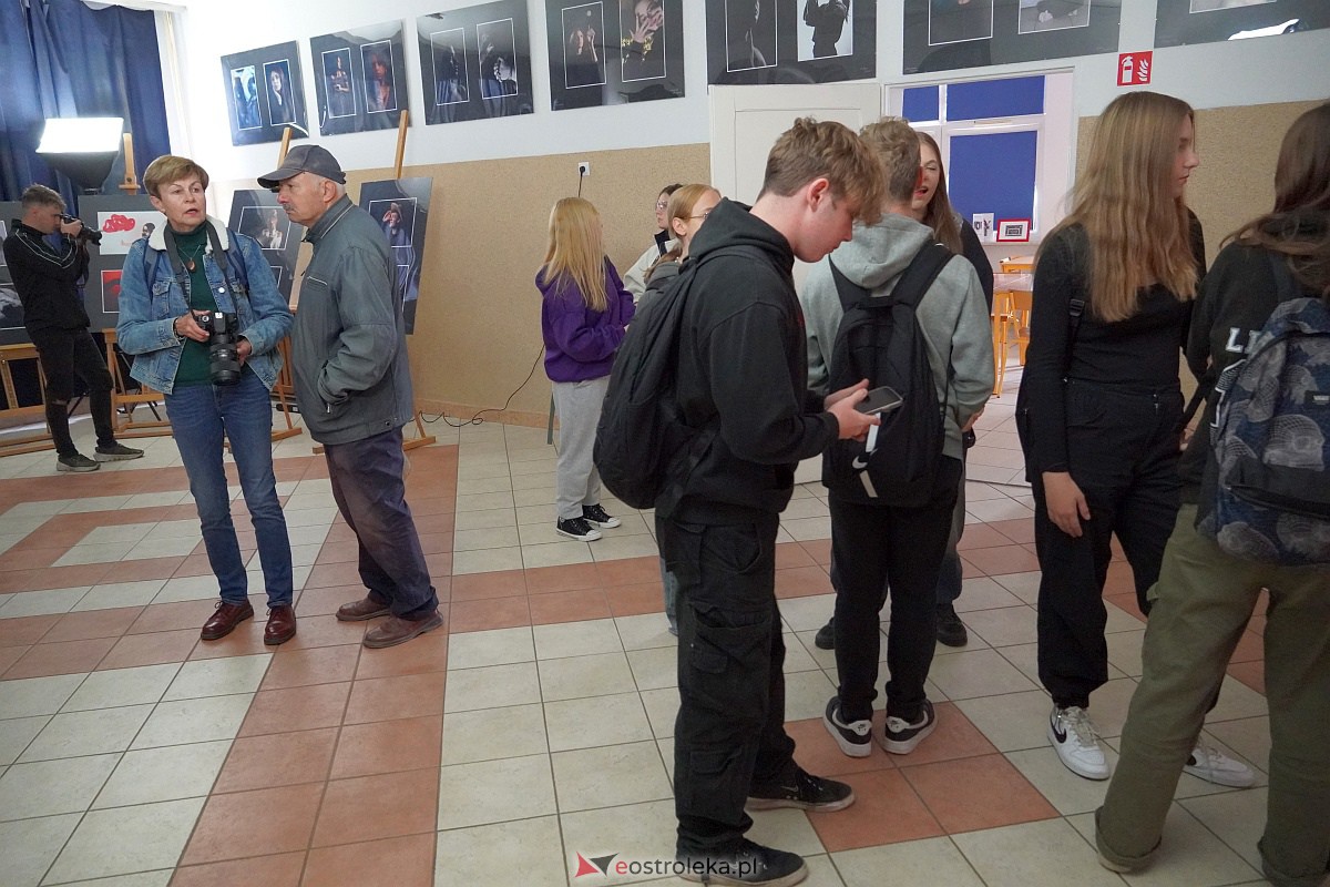 Wernisaż wystawy prac uczniów Zespołu Szkół Zawodowych nr 3 klas o profilu fotografia i multimedia [9.10.2023] - zdjęcie #7 - eOstroleka.pl