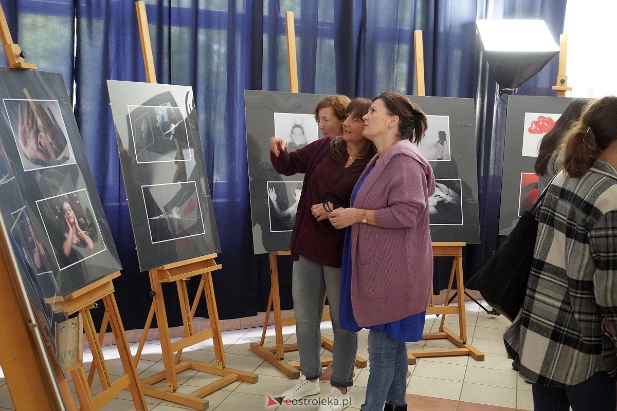 Wernisaż wystawy prac uczniów Zespołu Szkół Zawodowych nr 3 klas o profilu fotografia i multimedia [9.10.2023] - zdjęcie #22 - eOstroleka.pl