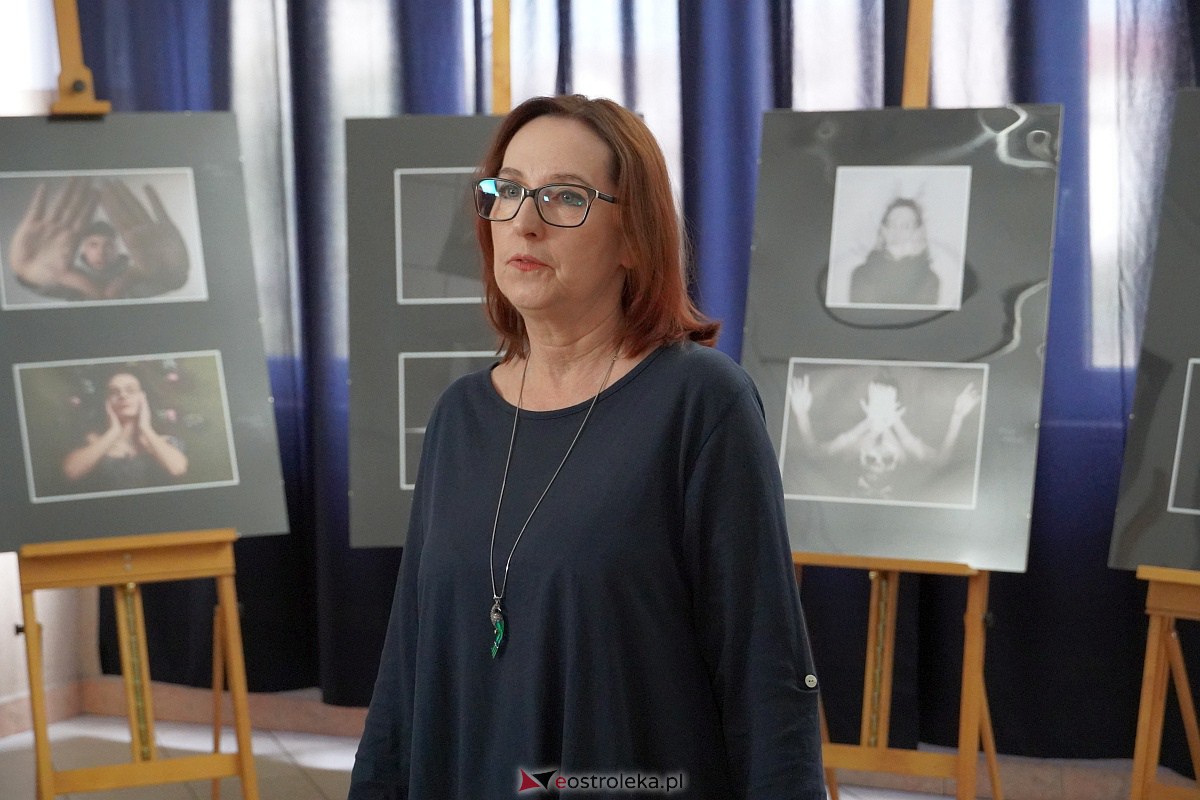 Wernisaż wystawy prac uczniów Zespołu Szkół Zawodowych nr 3 klas o profilu fotografia i multimedia [9.10.2023] - zdjęcie #19 - eOstroleka.pl