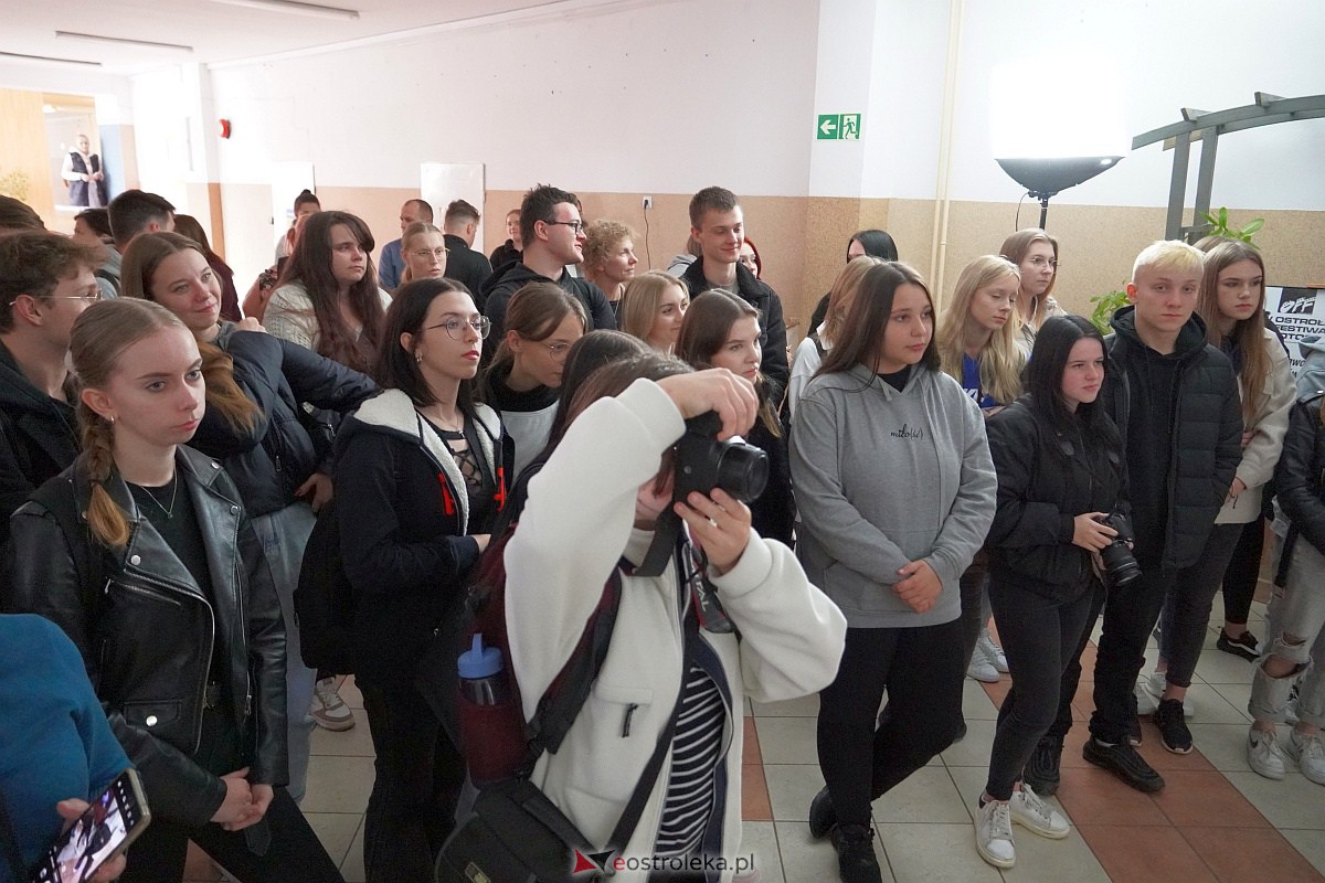 Wernisaż wystawy prac uczniów Zespołu Szkół Zawodowych nr 3 klas o profilu fotografia i multimedia [9.10.2023] - zdjęcie #16 - eOstroleka.pl