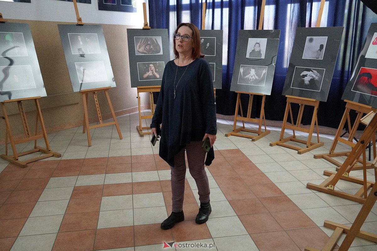 Wernisaż wystawy prac uczniów Zespołu Szkół Zawodowych nr 3 klas o profilu fotografia i multimedia [9.10.2023] - zdjęcie #15 - eOstroleka.pl