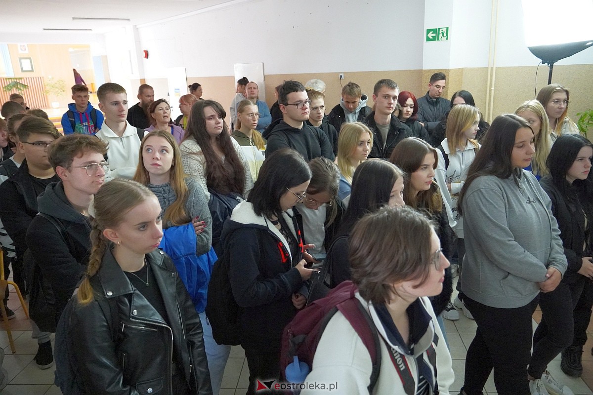 Wernisaż wystawy prac uczniów Zespołu Szkół Zawodowych nr 3 klas o profilu fotografia i multimedia [9.10.2023] - zdjęcie #13 - eOstroleka.pl