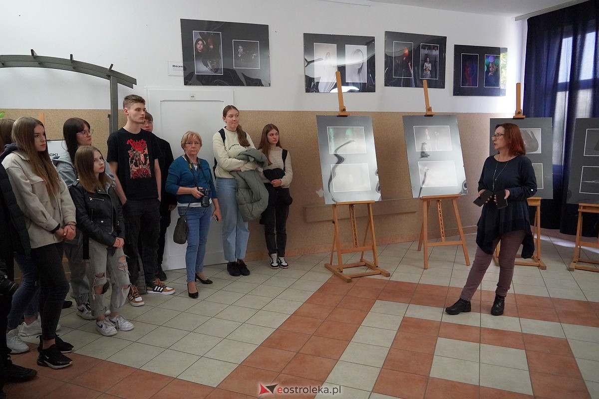 Wernisaż wystawy prac uczniów Zespołu Szkół Zawodowych nr 3 klas o profilu fotografia i multimedia [9.10.2023] - zdjęcie #10 - eOstroleka.pl