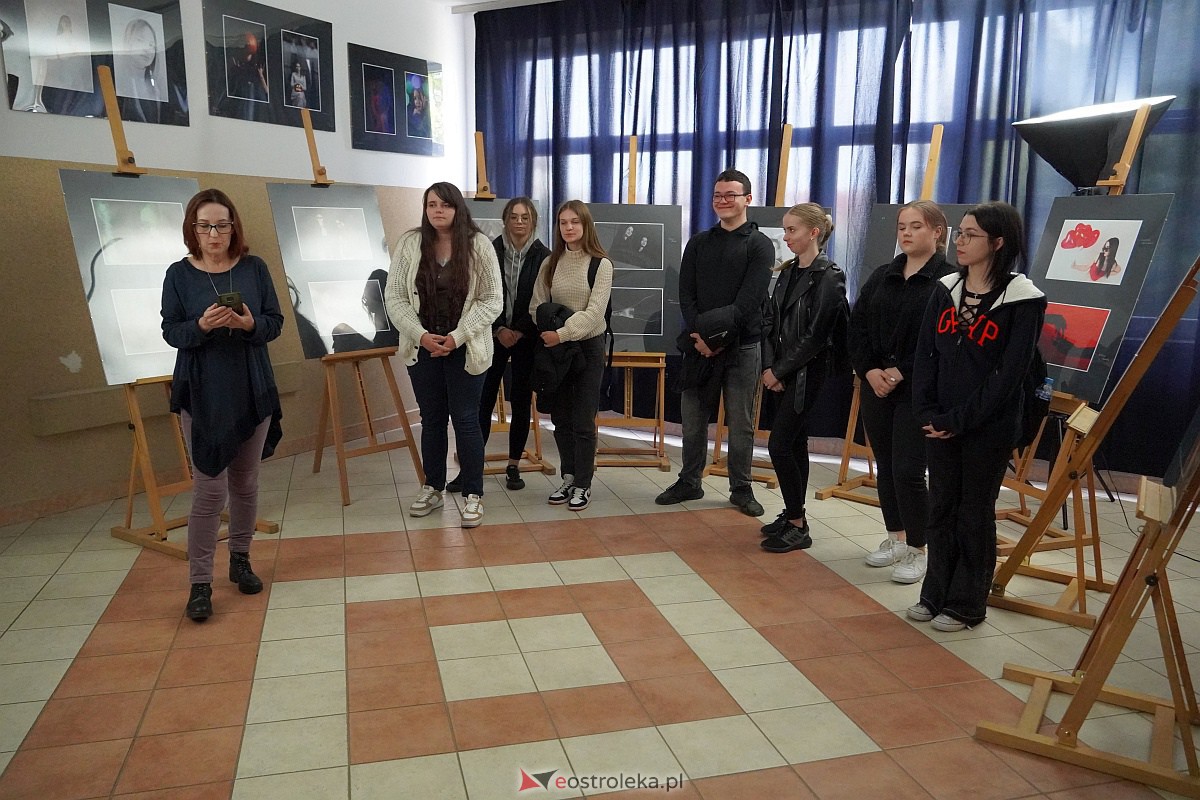 Wernisaż wystawy prac uczniów Zespołu Szkół Zawodowych nr 3 klas o profilu fotografia i multimedia [9.10.2023] - zdjęcie #7 - eOstroleka.pl
