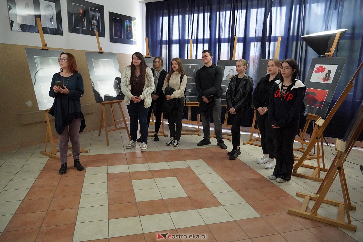 Wernisaż wystawy prac uczniów Zespołu Szkół Zawodowych nr 3 klas o profilu fotografia i multimedia [9.10.2023] - zdjęcie #6 - eOstroleka.pl