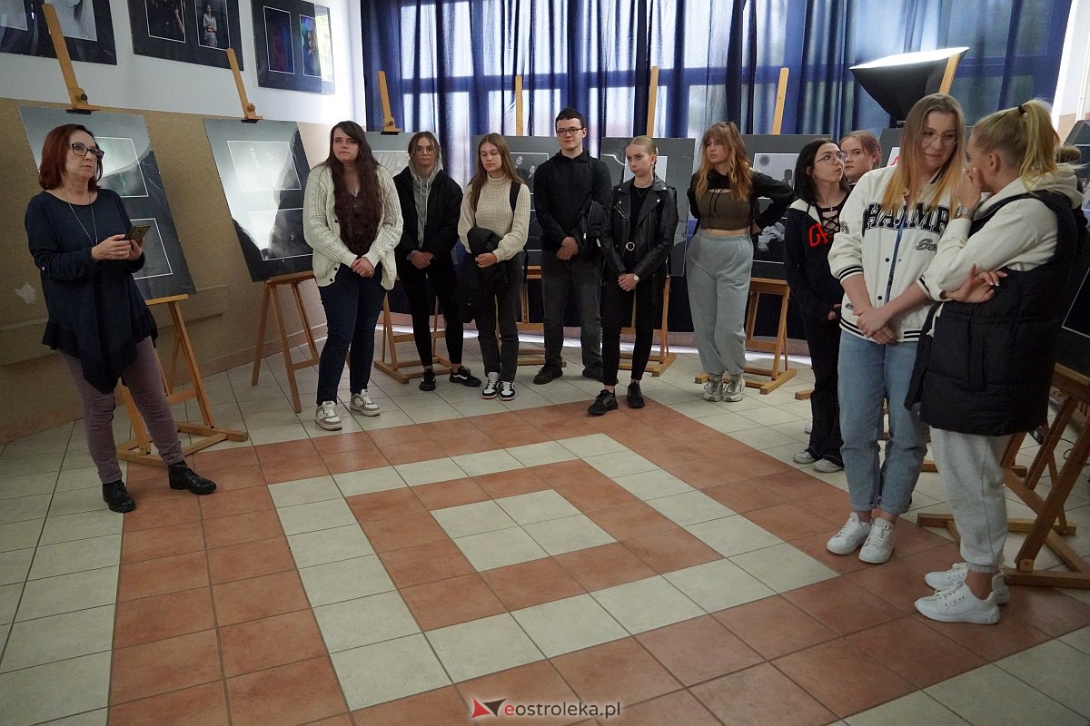 Wernisaż wystawy prac uczniów Zespołu Szkół Zawodowych nr 3 klas o profilu fotografia i multimedia [9.10.2023] - zdjęcie #4 - eOstroleka.pl
