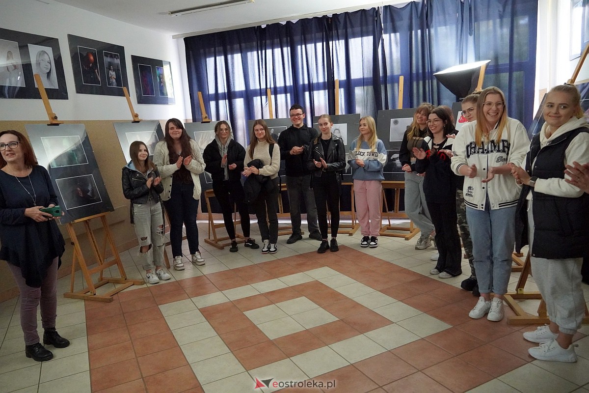 Wernisaż wystawy prac uczniów Zespołu Szkół Zawodowych nr 3 klas o profilu fotografia i multimedia [9.10.2023] - zdjęcie #2 - eOstroleka.pl