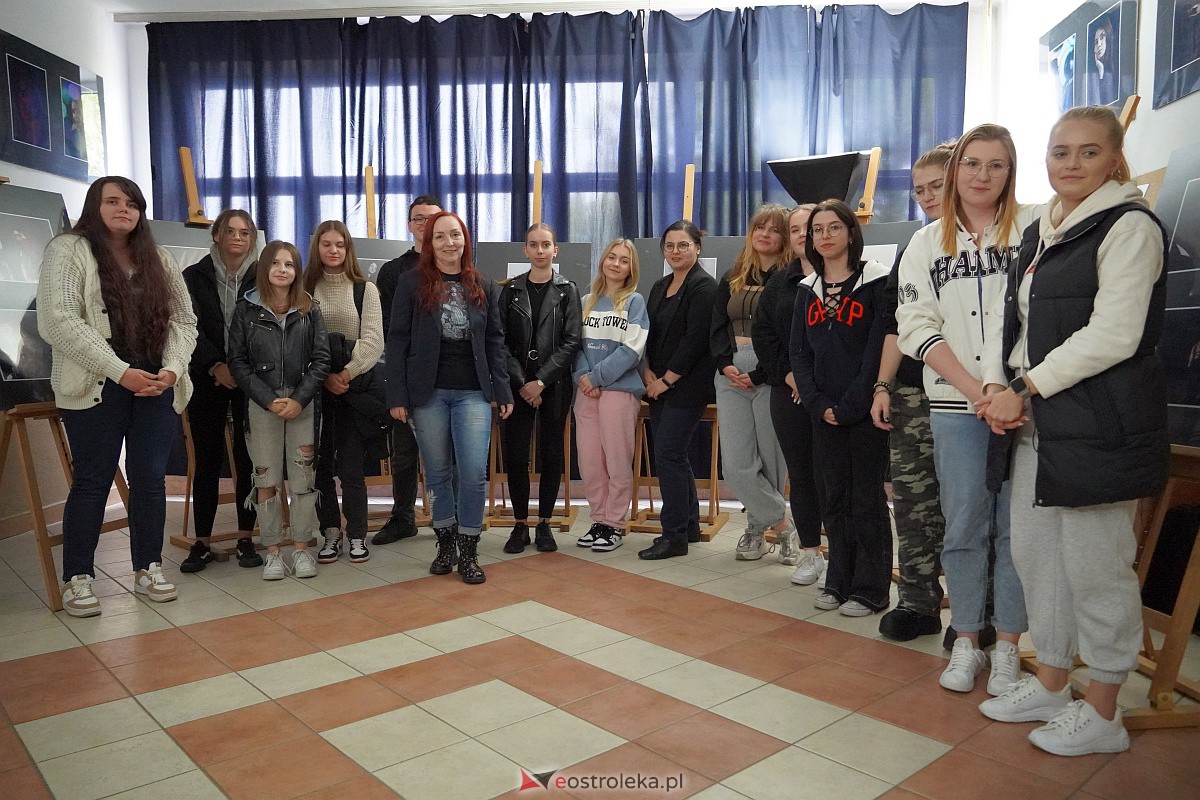 Wernisaż wystawy prac uczniów Zespołu Szkół Zawodowych nr 3 klas o profilu fotografia i multimedia [9.10.2023] - zdjęcie #1 - eOstroleka.pl
