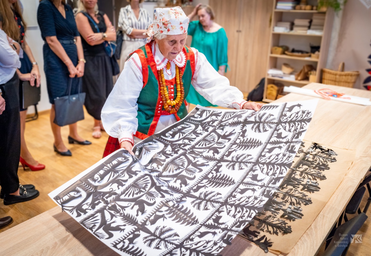 Wycinanki Czesławy Kaczyńskiej w Państwowym Muzeum Etnograficznym - zdjęcie #10 - eOstroleka.pl