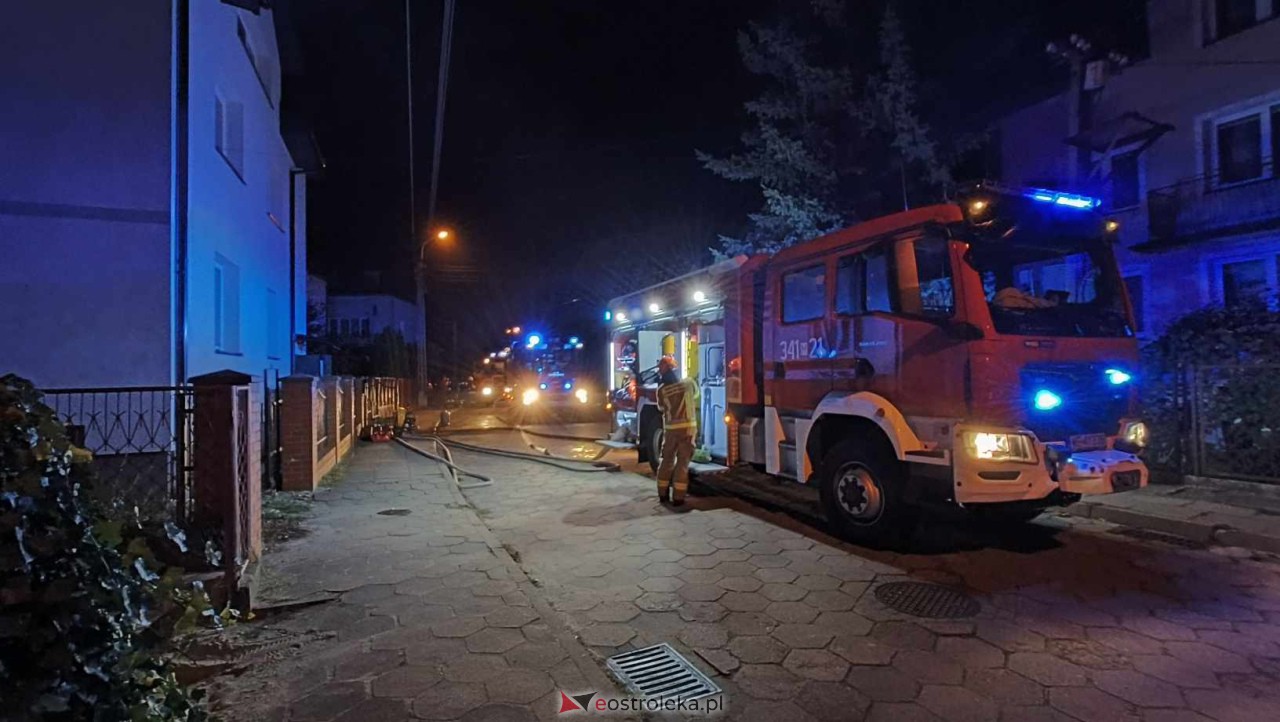 Pożar domu przy ul. Czarnieckiego [10.10.2023] - zdjęcie #2 - eOstroleka.pl