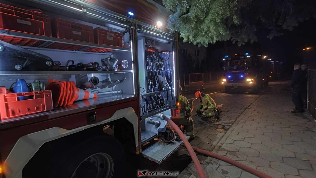 Pożar domu przy ul. Czarnieckiego [10.10.2023] - zdjęcie #5 - eOstroleka.pl