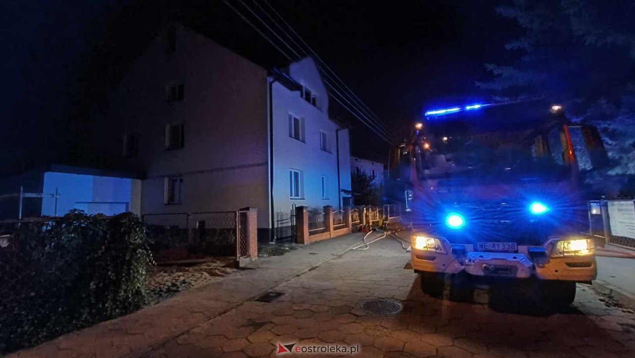Pożar domu przy ul. Czarnieckiego [10.10.2023] - zdjęcie #6 - eOstroleka.pl