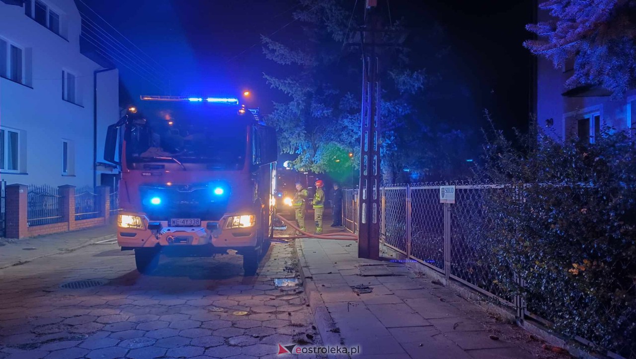 Pożar domu przy ul. Czarnieckiego [10.10.2023] - zdjęcie #1 - eOstroleka.pl