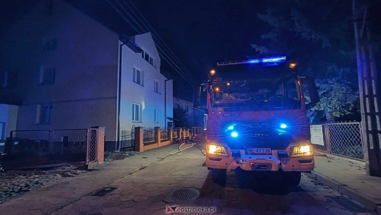 Pożar domu przy ul. Czarnieckiego [10.10.2023] - zdjęcie #3 - eOstroleka.pl