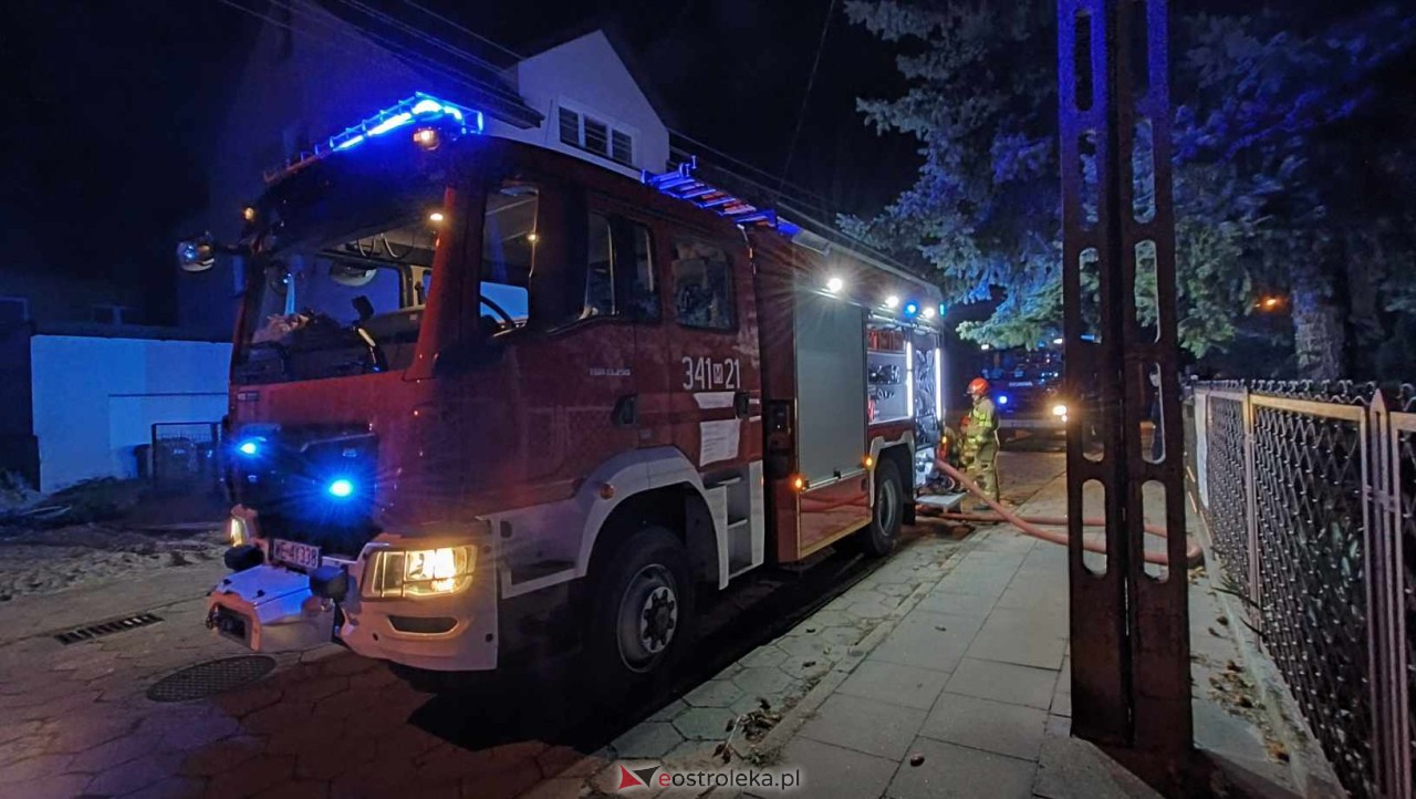 Pożar domu przy ul. Czarnieckiego [10.10.2023] - zdjęcie #4 - eOstroleka.pl