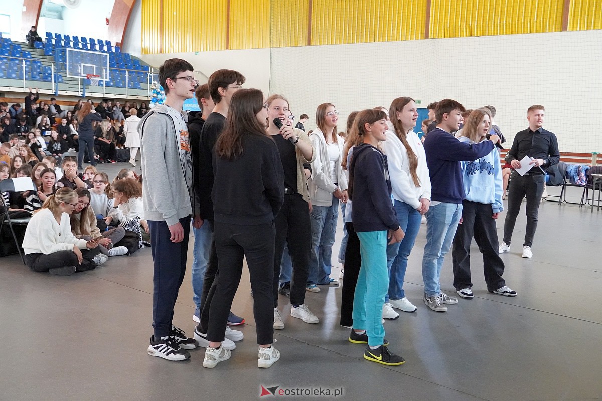 35-lat II Liceum Ogólnokształcącego w Ostrołęce. Tak urodziny szkoły świętowali uczniowie [11.10.2023] - zdjęcie #56 - eOstroleka.pl
