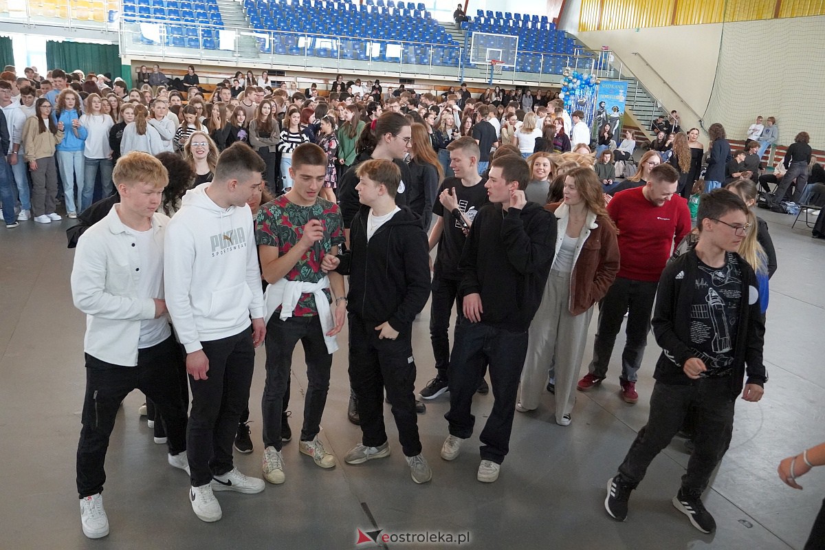 35-lat II Liceum Ogólnokształcącego w Ostrołęce. Tak urodziny szkoły świętowali uczniowie [11.10.2023] - zdjęcie #38 - eOstroleka.pl