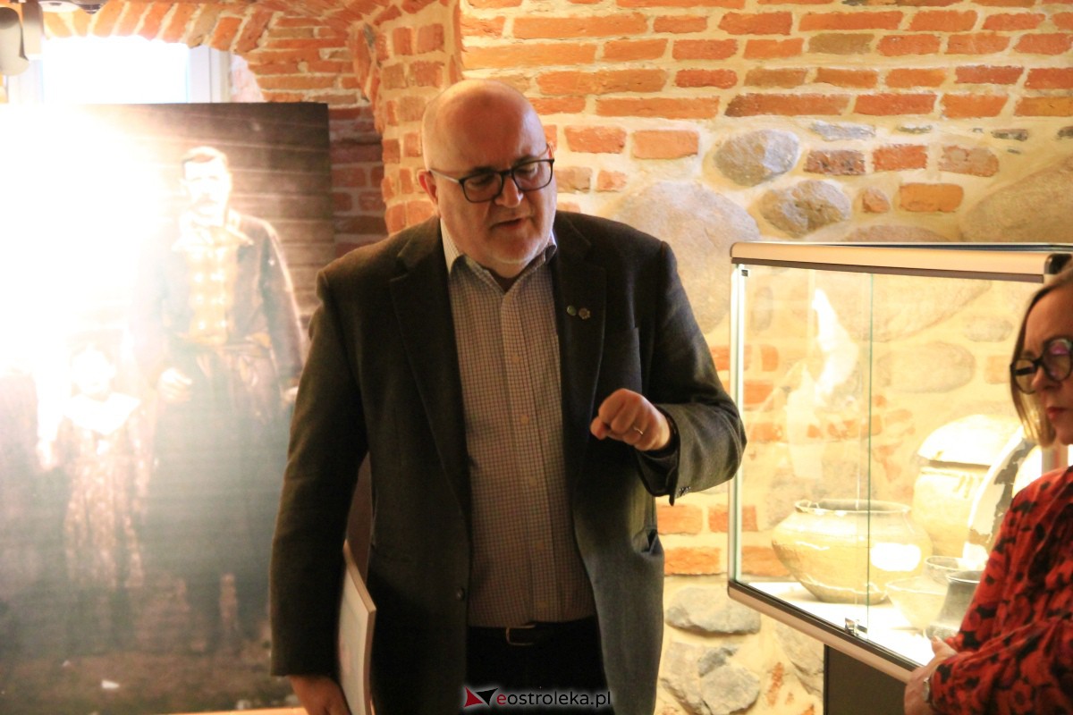 Wernisaż wystawy Nad Wisłą, na Urzeczu w Muzeum Kultury Kurpiowskiej [11.10.2023] - zdjęcie #34 - eOstroleka.pl