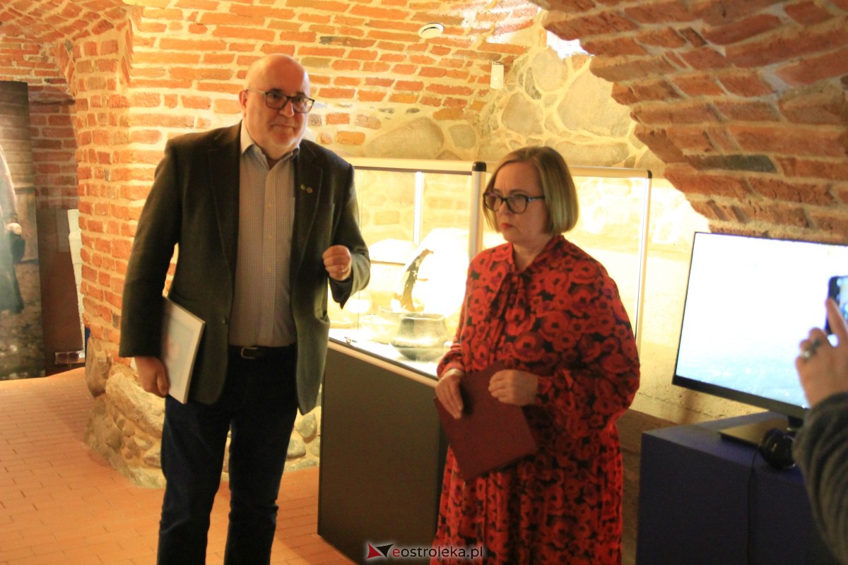 Wernisaż wystawy Nad Wisłą, na Urzeczu w Muzeum Kultury Kurpiowskiej [11.10.2023] - zdjęcie #33 - eOstroleka.pl