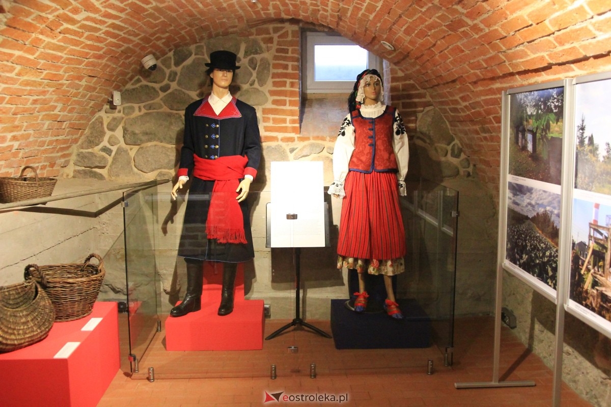 Wernisaż wystawy Nad Wisłą, na Urzeczu w Muzeum Kultury Kurpiowskiej [11.10.2023] - zdjęcie #14 - eOstroleka.pl