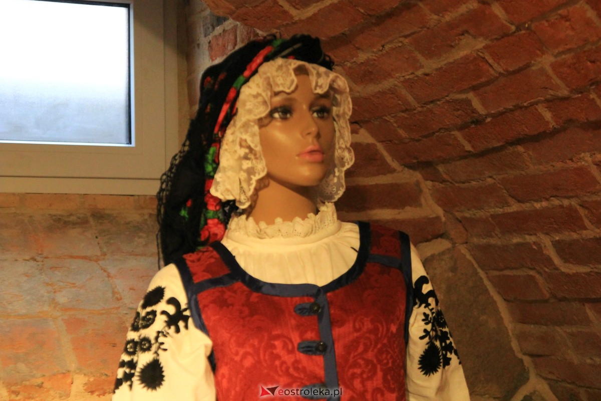 Wernisaż wystawy Nad Wisłą, na Urzeczu w Muzeum Kultury Kurpiowskiej [11.10.2023] - zdjęcie #18 - eOstroleka.pl