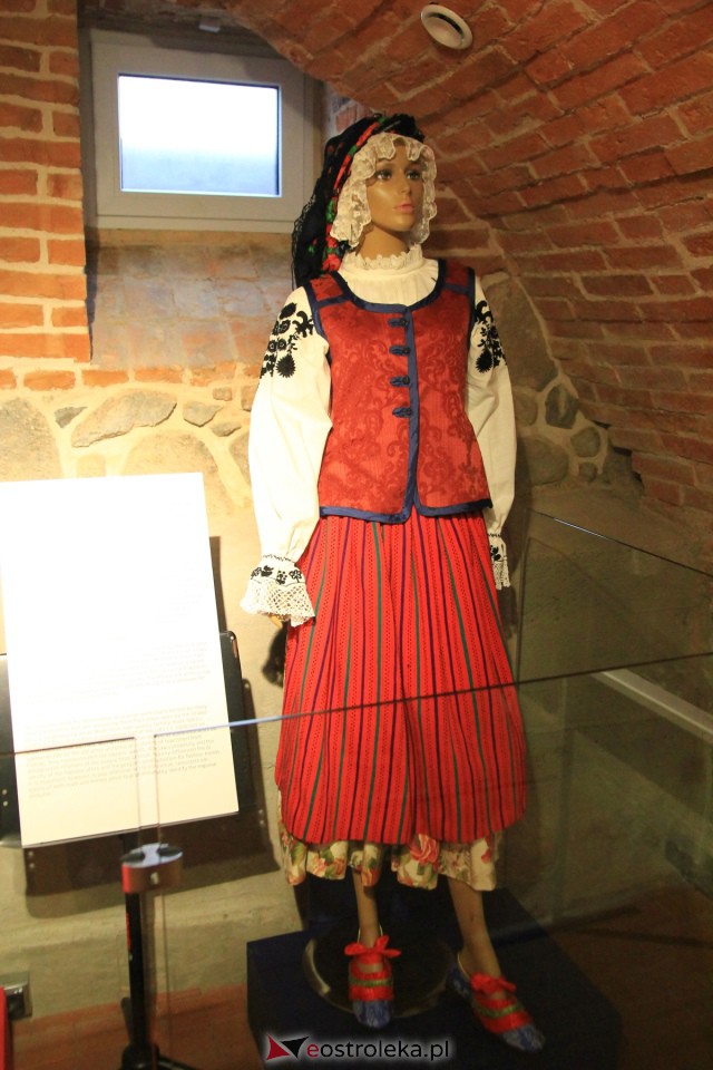 Wernisaż wystawy Nad Wisłą, na Urzeczu w Muzeum Kultury Kurpiowskiej [11.10.2023] - zdjęcie #20 - eOstroleka.pl