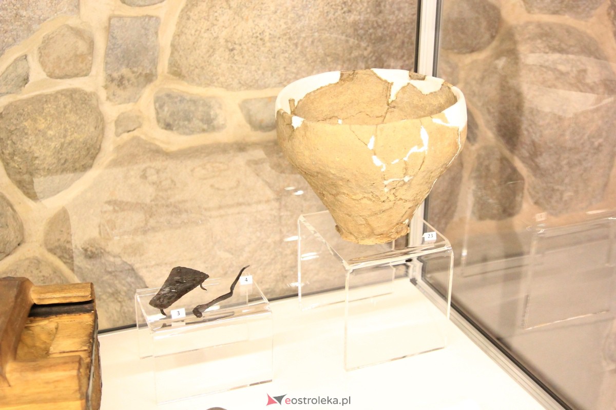 Wernisaż wystawy Nad Wisłą, na Urzeczu w Muzeum Kultury Kurpiowskiej [11.10.2023] - zdjęcie #12 - eOstroleka.pl