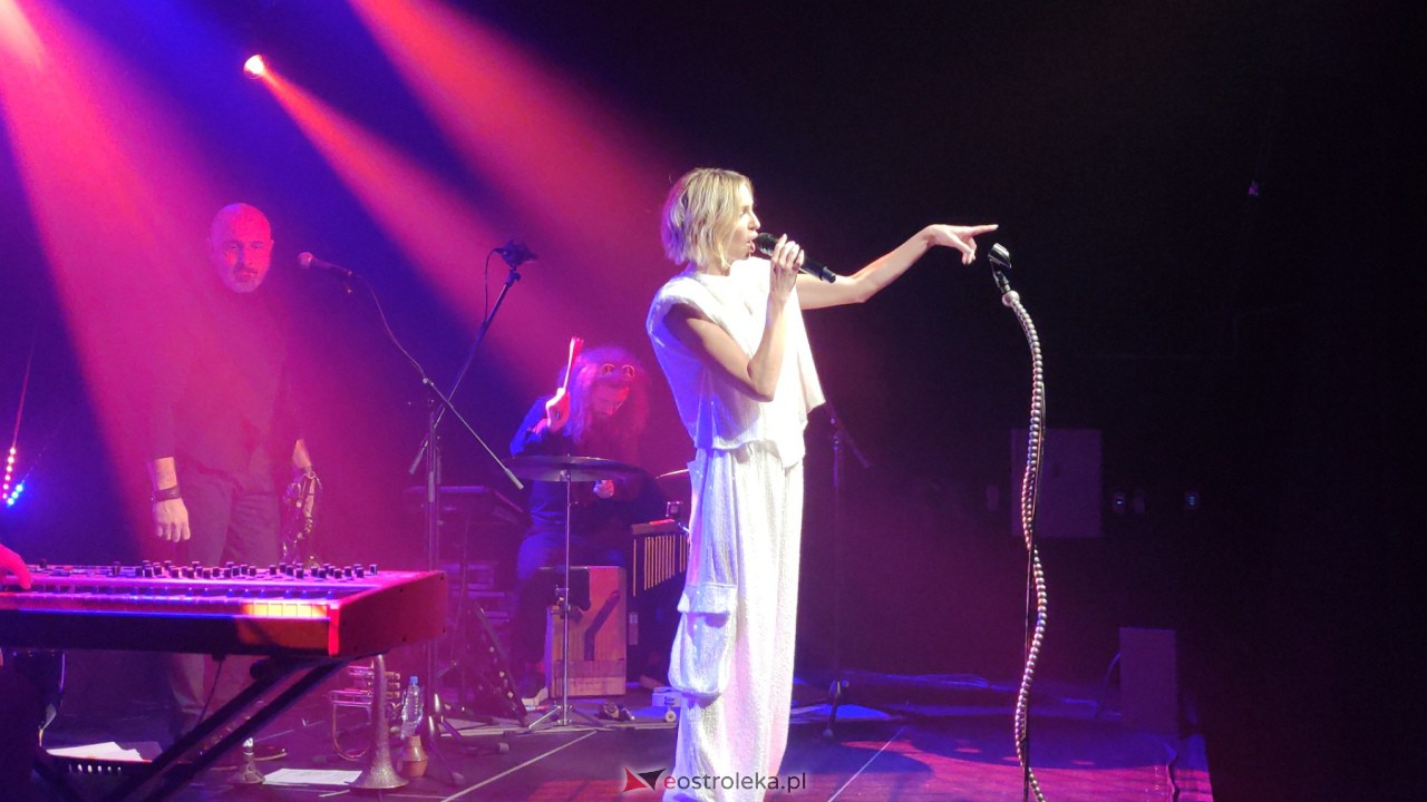 Koncert Anny Wyszkoni w Multimedialnym Centrum Natura [11.10.2023] - zdjęcie #16 - eOstroleka.pl