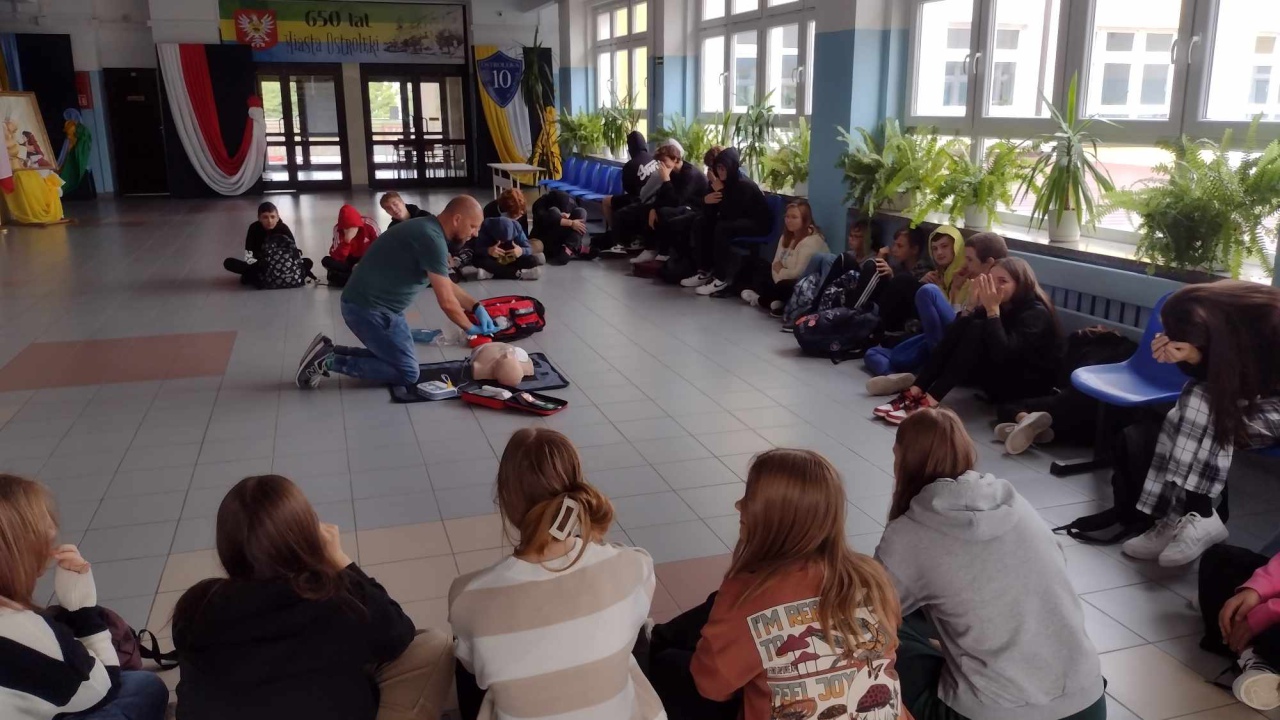 Lekcja z defibrylatorem w SP 10 [11.10.2023] - zdjęcie #7 - eOstroleka.pl