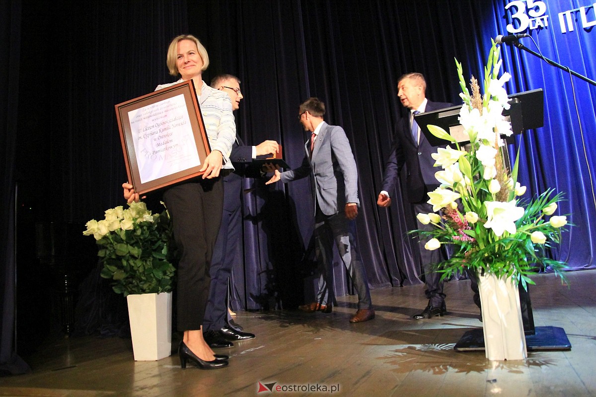 Jubileusz 35-lecia II Liceum Ogólnokształcącego im. Cypriana Kamila Norwida w Ostrołęce [13.10.2023] - zdjęcie #107 - eOstroleka.pl