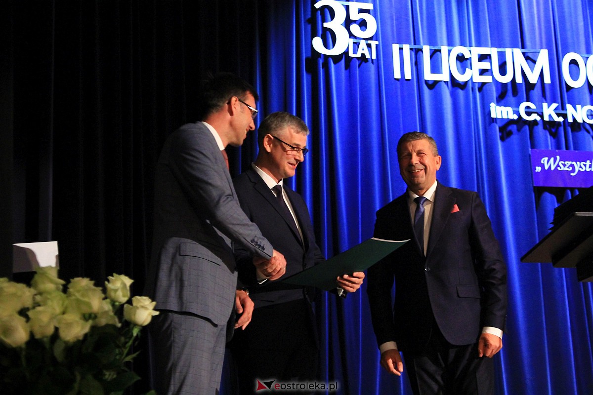 Jubileusz 35-lecia II Liceum Ogólnokształcącego im. Cypriana Kamila Norwida w Ostrołęce [13.10.2023] - zdjęcie #83 - eOstroleka.pl