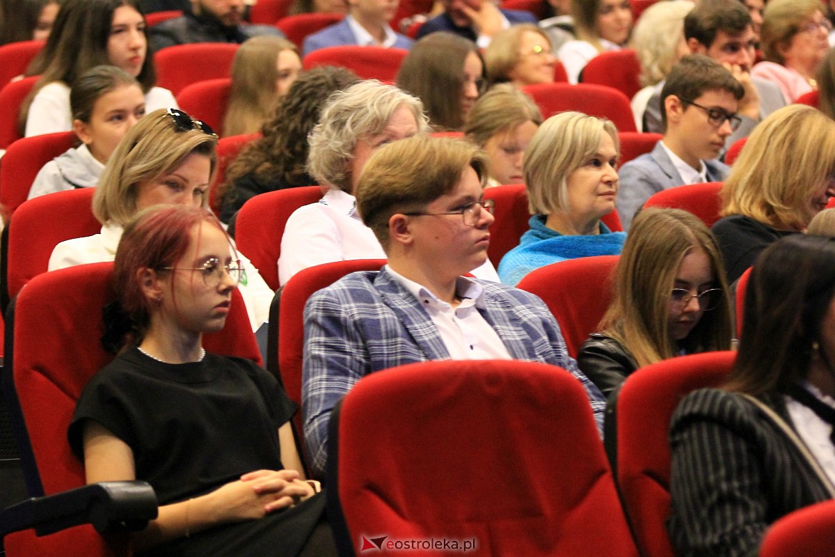 Jubileusz 35-lecia II Liceum Ogólnokształcącego im. Cypriana Kamila Norwida w Ostrołęce [13.10.2023] - zdjęcie #59 - eOstroleka.pl