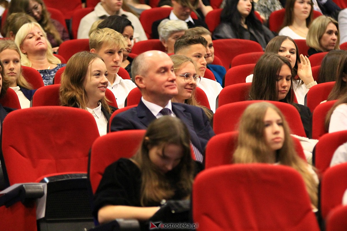 Jubileusz 35-lecia II Liceum Ogólnokształcącego im. Cypriana Kamila Norwida w Ostrołęce [13.10.2023] - zdjęcie #56 - eOstroleka.pl