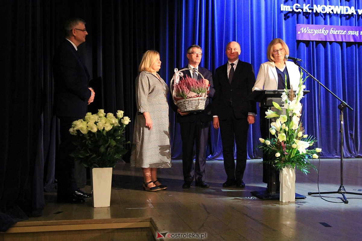Jubileusz 35-lecia II Liceum Ogólnokształcącego im. Cypriana Kamila Norwida w Ostrołęce [13.10.2023] - zdjęcie #47 - eOstroleka.pl