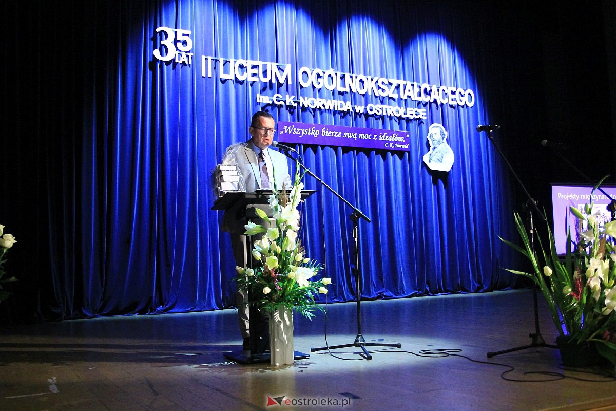 Jubileusz 35-lecia II Liceum Ogólnokształcącego im. Cypriana Kamila Norwida w Ostrołęce [13.10.2023] - zdjęcie #35 - eOstroleka.pl