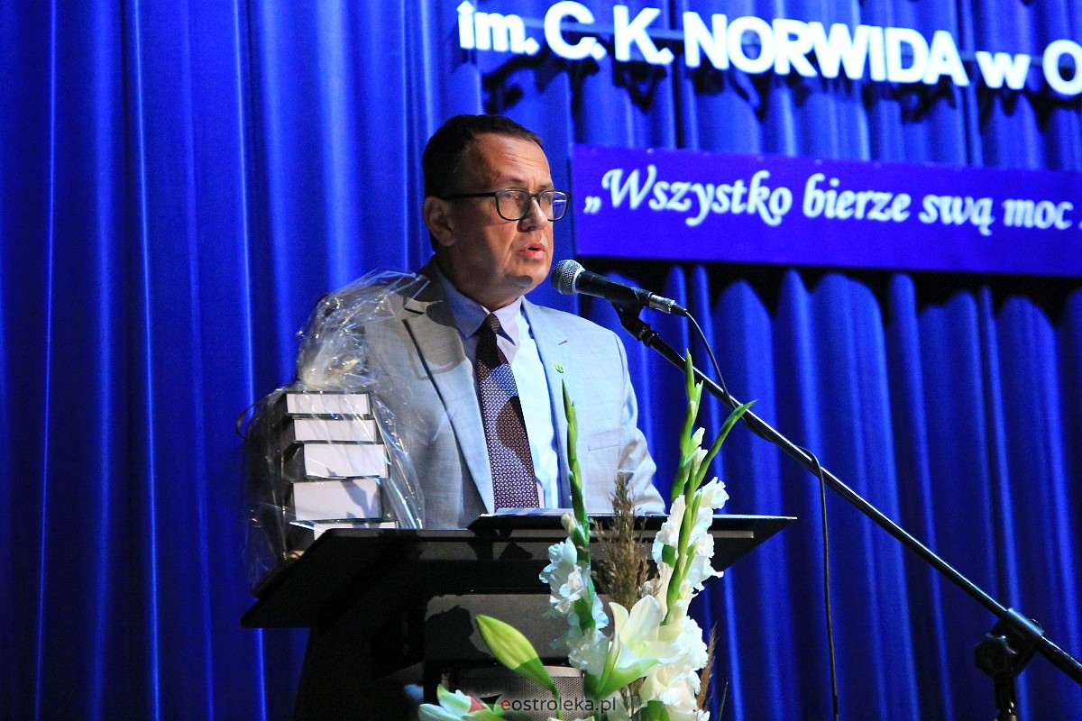 Jubileusz 35-lecia II Liceum Ogólnokształcącego im. Cypriana Kamila Norwida w Ostrołęce [13.10.2023] - zdjęcie #110 - eOstroleka.pl