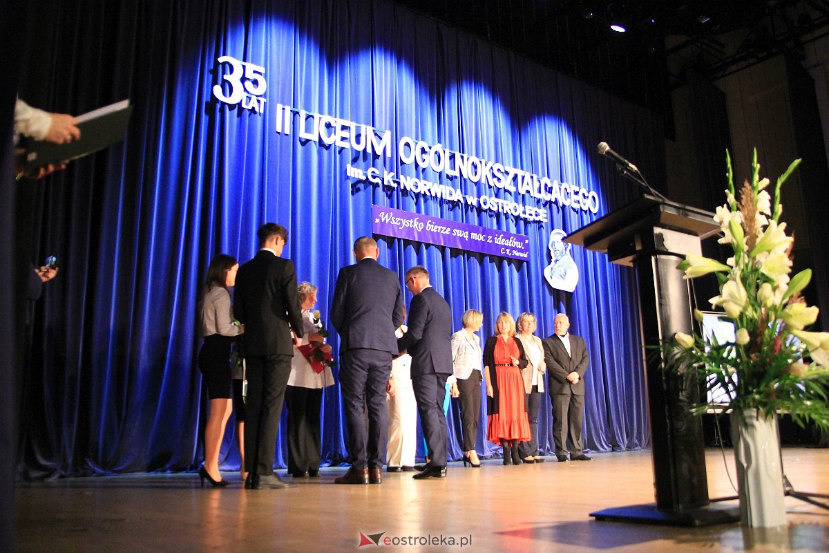 Jubileusz 35-lecia II Liceum Ogólnokształcącego im. Cypriana Kamila Norwida w Ostrołęce [13.10.2023] - zdjęcie #39 - eOstroleka.pl