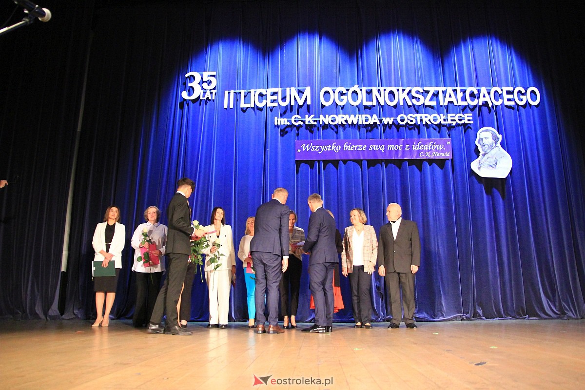 Jubileusz 35-lecia II Liceum Ogólnokształcącego im. Cypriana Kamila Norwida w Ostrołęce [13.10.2023] - zdjęcie #36 - eOstroleka.pl
