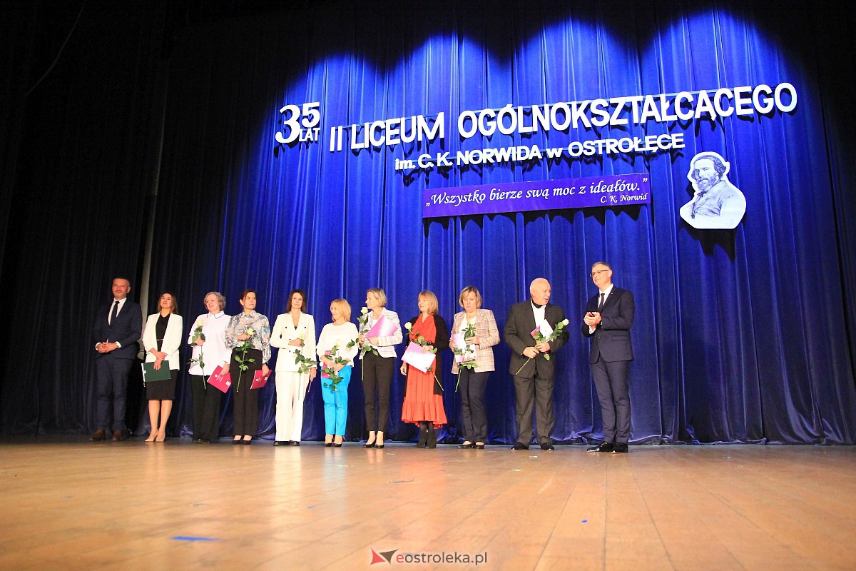 Jubileusz 35-lecia II Liceum Ogólnokształcącego im. Cypriana Kamila Norwida w Ostrołęce [13.10.2023] - zdjęcie #25 - eOstroleka.pl