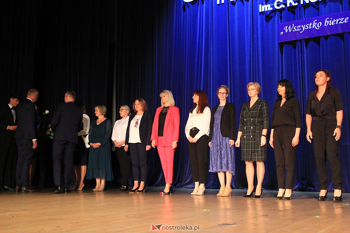 Jubileusz 35-lecia II Liceum Ogólnokształcącego im. Cypriana Kamila Norwida w Ostrołęce [13.10.2023] - zdjęcie #21 - eOstroleka.pl